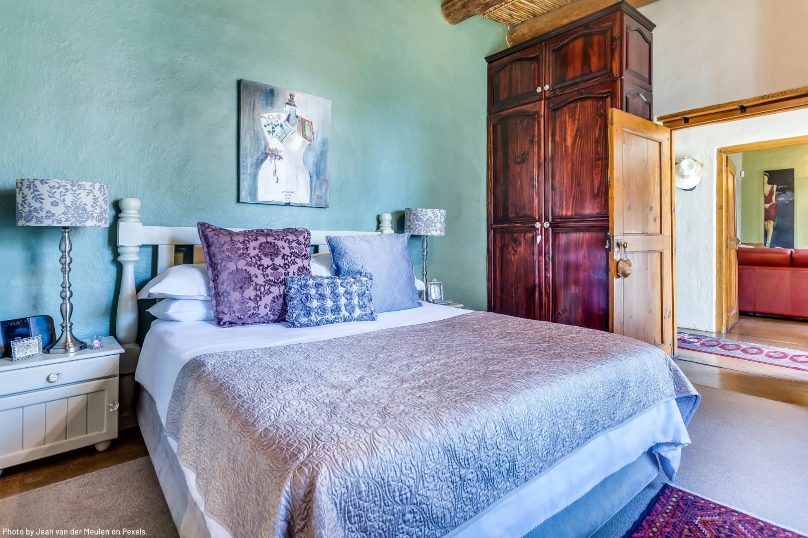 tidy and tastefully decorated bedroom representing home organizing trends for the new year